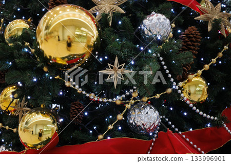 聖誕樹裝飾品的裝飾 133996901