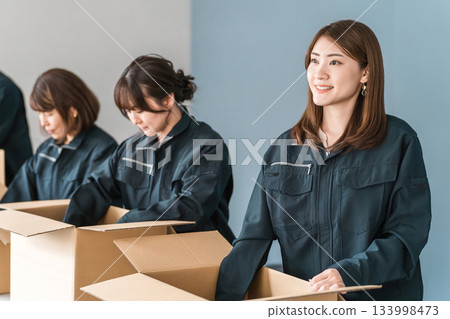 運輸、物流、快遞、配送、送貨、倉庫和配送公司的男女工人，將物品裝入紙箱 133998473