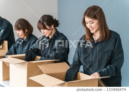 運輸、物流、快遞、配送、送貨、倉庫和配送公司的男女工人，將物品裝入紙箱 133998474