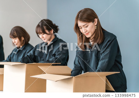 運輸、物流、快遞、配送、送貨、倉庫和配送公司的男女工人，將物品裝入紙箱 133998475