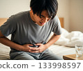 一個男孩因胃痛摀著肚子。 133998597