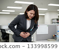 一名婦女因腹痛而摀著肚子 133998599