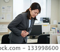 一名婦女因腹痛而摀著肚子 133998600