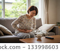 一名婦女因腹痛而摀著肚子 133998603