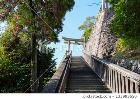 Mount Takatori and Takatori Shrine (Kobe City, Hyogo Prefecture), the setting for Jiro Nitta's novel "The Solitary Man" Mount Takatori and Takatori Shrine (Kobe City, Hyogo Prefecture), the setting for Jiro Nitta's novel "The Solitary Man" 133998650