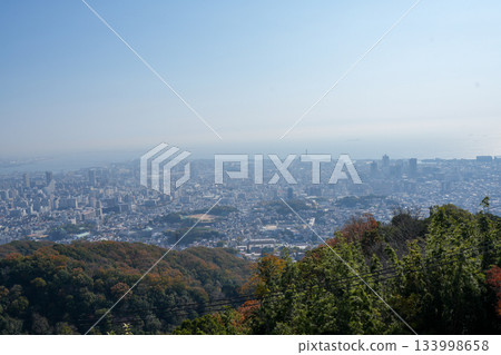 高取山和高取神社(兵庫縣神戶市),是新田次郎小說《孤獨的男人》的背景。 高取山和高取神社(兵庫縣神戶市),是新田次郎小說《孤獨的男人》的背景。 133998658
