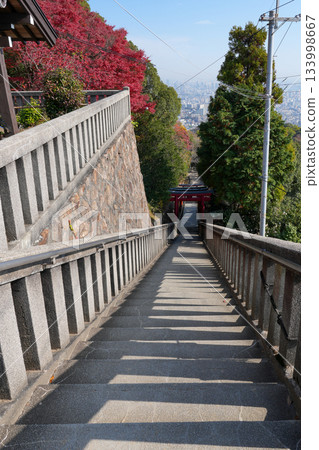 高取山和高取神社(兵庫縣神戶市),是新田次郎小說《孤獨的男人》的背景。 高取山和高取神社(兵庫縣神戶市),是新田次郎小說《孤獨的男人》的背景。 133998667