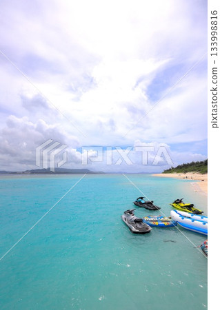 沖繩美那島上的碧綠海水和水上摩托車 133998816