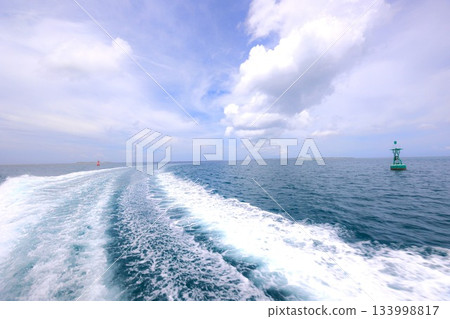 船舶尾流和浮標 船舶尾流和浮標 133998817