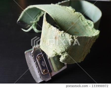 一條破舊不堪的腰帶 133998972