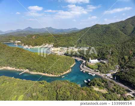 無人機拍攝的長崎縣上吾戶町霧降天主教教堂的鳥瞰圖 無人機拍攝的長崎縣上吾戶町霧降天主教教堂的鳥瞰圖 133999554