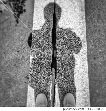 斷石橋上倒映的影子和腳步聲(單色) 斷石橋上倒映的影子和腳步聲(單色) 133999838