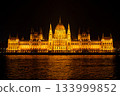 夜幕下的布達佩斯國會大廈，從多瑙河對岸望去 133999852
