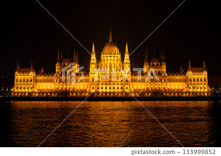 [Budapest] Parliament building at night seen across the Danube 133999852