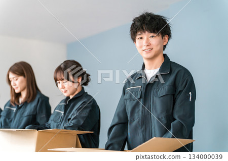 男女運輸、物流、快遞、配送、送貨和送貨工人將物品裝入紙箱 134000039