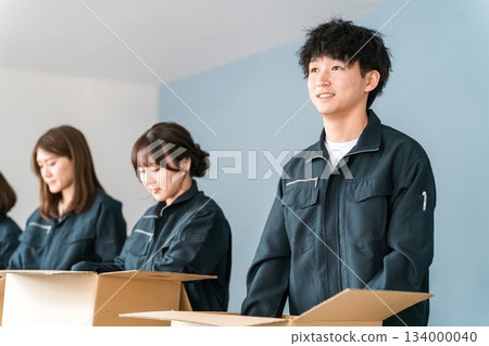 Male and female transportation, logistics, courier, distribution, delivery, and delivery workers packing items into cardboard boxes Male and female transportation, logistics, courier, distribution, delivery, and delivery workers packing items into cardboard boxes 134000040