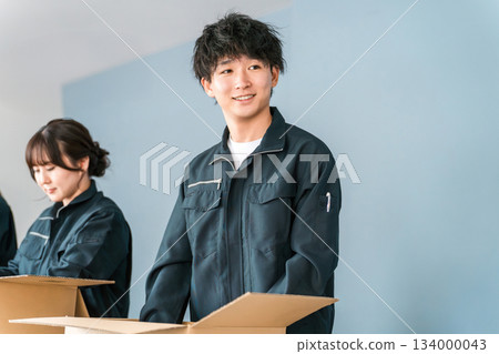 男女運輸、物流、快遞、配送、送貨和送貨工人將物品裝入紙箱 134000043