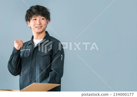 男女運輸、物流、快遞、配送、送貨和送貨工人將物品裝入紙箱 134000177