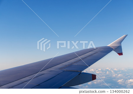 藍天、客機機翼和下方的雲朵 134000262