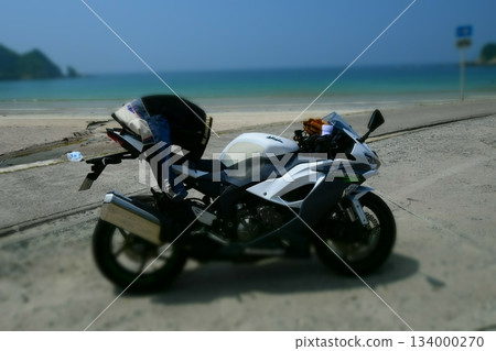 騎自行車在海邊奔跑 134000270