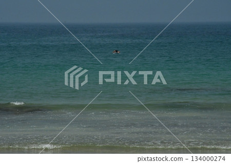 藍色的大海和衝浪者 134000274