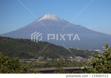 藍天白雲，白雪皚皚的富士山，連綿起伏的群山，城市景觀，以及一座公路橋，構成了一幅美麗的風景畫。 134000312