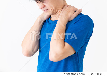 一位穿著T恤的中年男子，肩膀僵硬。 134000346