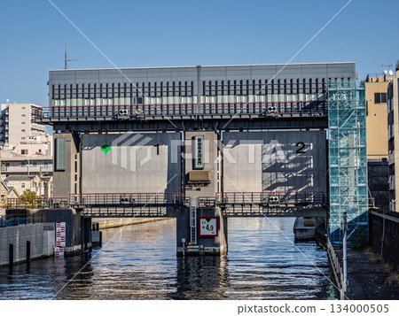 安裝在凪川上的新凪川洩洪閘 134000505