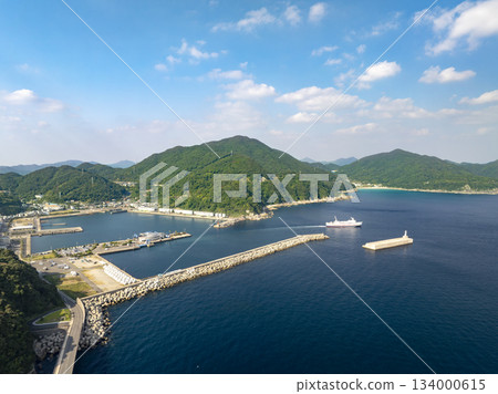 無人機拍攝的長崎縣新上五町港口和渡輪的鳥瞰圖 無人機拍攝的長崎縣新上五町港口和渡輪的鳥瞰圖 134000615