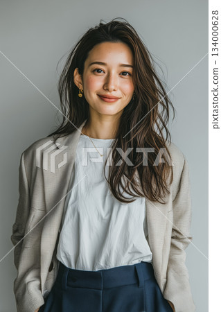 自然迷人的女性商務肖像 | 展現友善和值得信賴的肖像素材 134000628