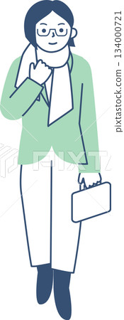 戴圍巾的年輕女子 134000721