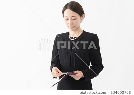 身著喪服的女子 葬禮照片 134000798