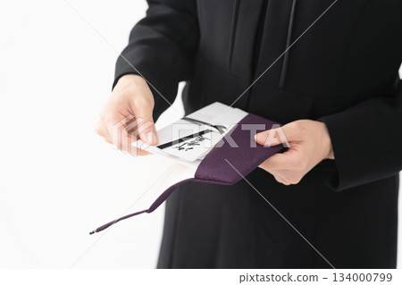 身著喪服的女子 葬禮照片 身著喪服的女子 葬禮照片 134000799