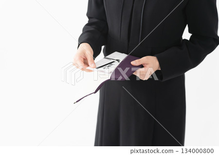 身著喪服的女子 葬禮照片 134000800