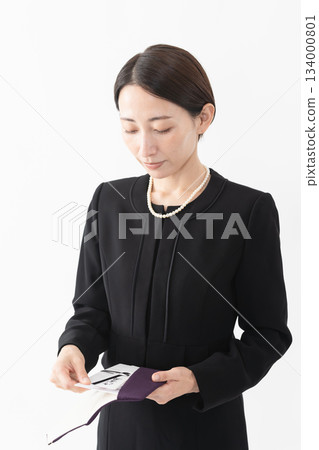 身著喪服的女子 葬禮照片 134000801