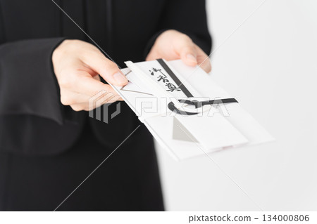 身著喪服的女子 葬禮照片 134000806