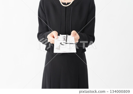 身著喪服的女子 葬禮照片 身著喪服的女子 葬禮照片 134000809