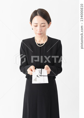 身著喪服的女子 葬禮照片 134000810