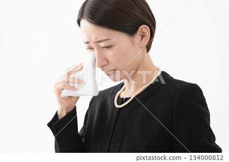 身著喪服的女子 葬禮照片 身著喪服的女子 葬禮照片 134000812