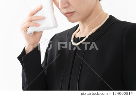 身著喪服的女子 葬禮照片 134000814