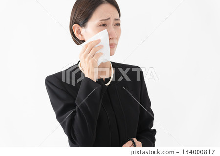 身著喪服的女子 葬禮照片 134000817