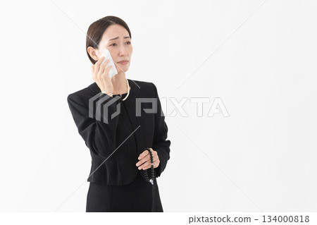 身著喪服的女子 葬禮照片 身著喪服的女子 葬禮照片 134000818