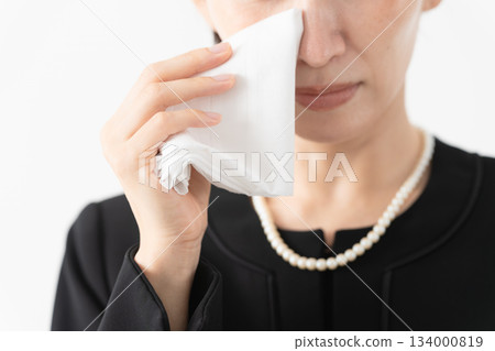 身著喪服的女子 葬禮照片 身著喪服的女子 葬禮照片 134000819