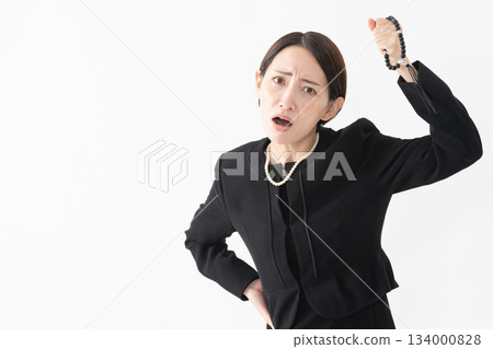 身著喪服的女子 葬禮照片 身著喪服的女子 葬禮照片 134000828