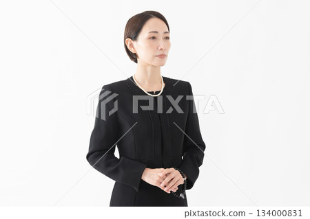 身著喪服的女子 葬禮照片 身著喪服的女子 葬禮照片 134000831