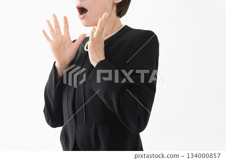 身著喪服的女子 葬禮照片 134000857