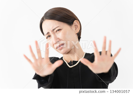 身著喪服的女子 葬禮照片 身著喪服的女子 葬禮照片 134001057