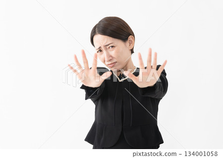 身著喪服的女子 葬禮照片 身著喪服的女子 葬禮照片 134001058
