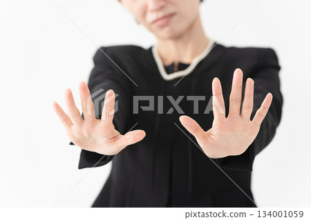 身著喪服的女子 葬禮照片 身著喪服的女子 葬禮照片 134001059