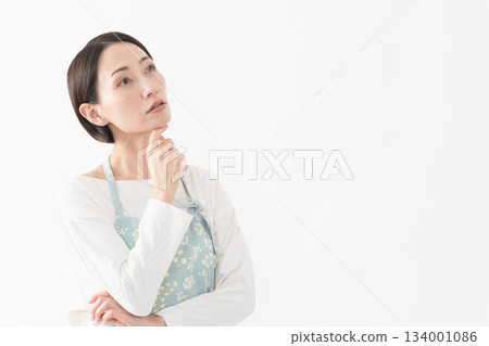 一位穿著圍裙的女士的生活方式圖片 134001086
